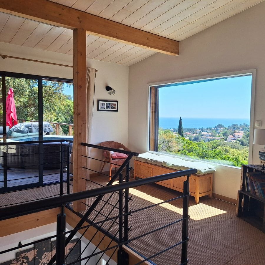 Grand séjour lumineux dans villa à Fréjus