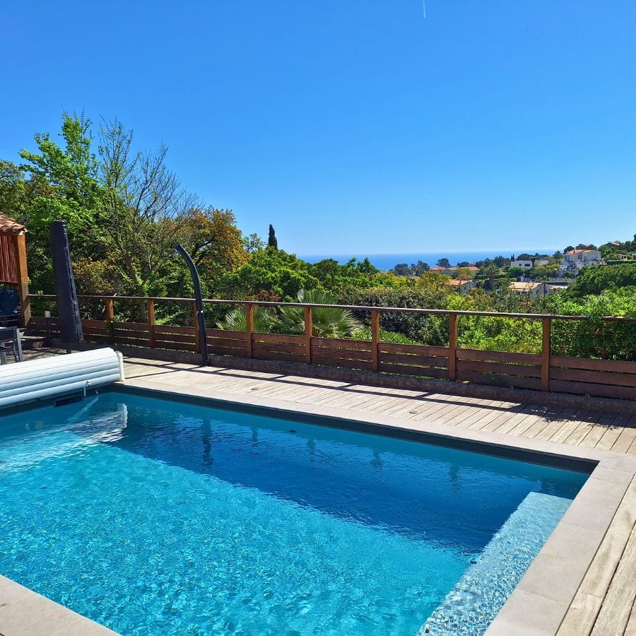 Terrasse et piscine vue Méditerranée location de vacances Fréjus Terrasse et piscine vue Méditerranée location de vacances Fréjus