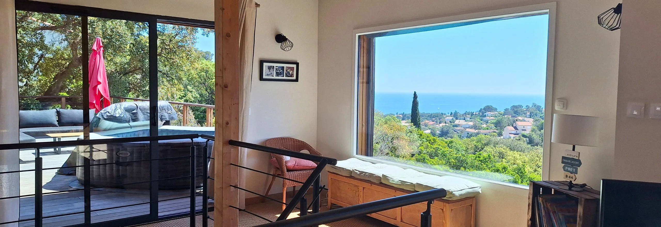 Salon villa avec grandes baies vitrées Fréjus salon villa avec grandes baies vitrées Fréjus